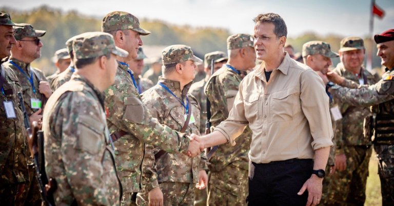 Ministrul Apărării, cu ocazia Zilei Armatei: Vom continua să investim în echipamente de luptă, infrastructură și antrenamentul militarilor
