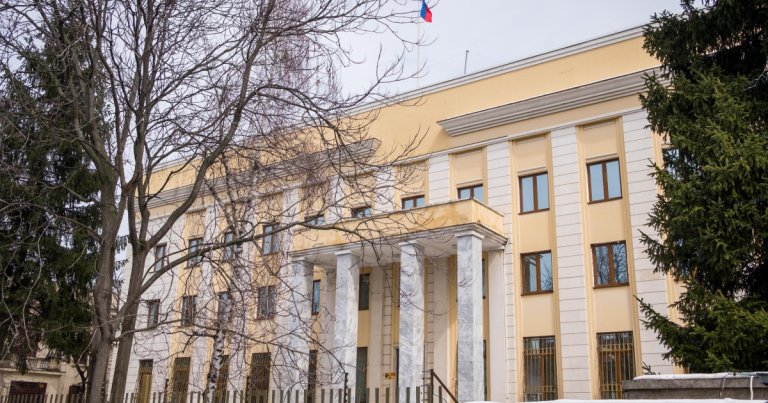Un individ a încercat să pătrundă cu automobilul în sediul Ambasadei Rusiei din București