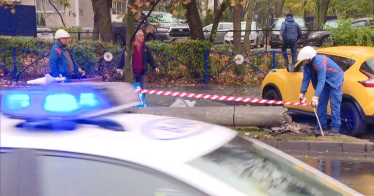 Coliziune severă în București: un stâlp de electricitate s-a prăbușit pe bulevard în urma impactului cu un vehicul. O persoană a fost rănită.