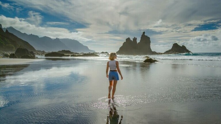 Drama în Tenerife: Un român și-a pierdut viața și altul este rănit după ce un val gigant a lovit o piscină naturală