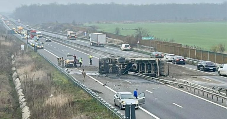 Incident pe Autostrada A3: trei soldați francezi din batalionul de la Cincu au salvat viața șoferului de TIR.