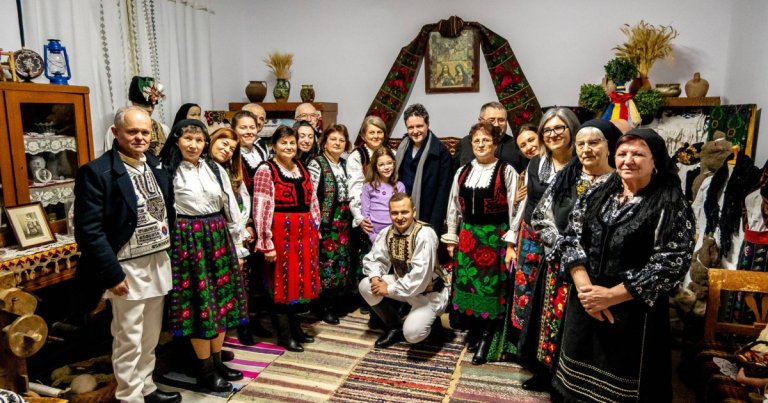 Nicușor Dan a petrecut sărbătoarea Crăciunului în localitatea bunicilor săi. Răspunsul locuitorilor la sosirea președintelui.