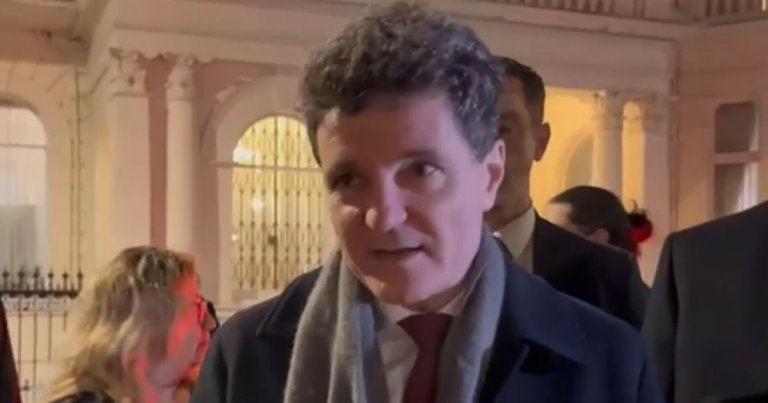 Românii din Londra l-au întâmpinat pe președinte la ambasadă: „Nicușor, nu mai aștepta, protejează Justiția”. Mesajul adresat cetățenilor