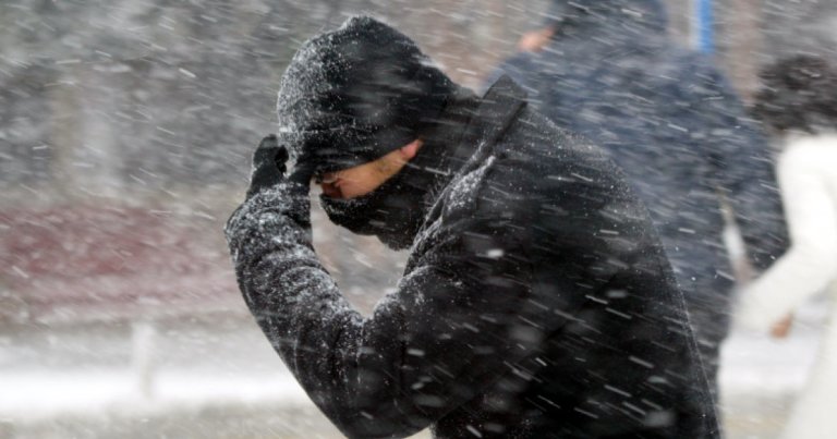 Vreme severă în România: Alertă galbenă în 23 de județe și Alertă portocalie de viscol pe munte, cu vânturi de până la 140 km/h