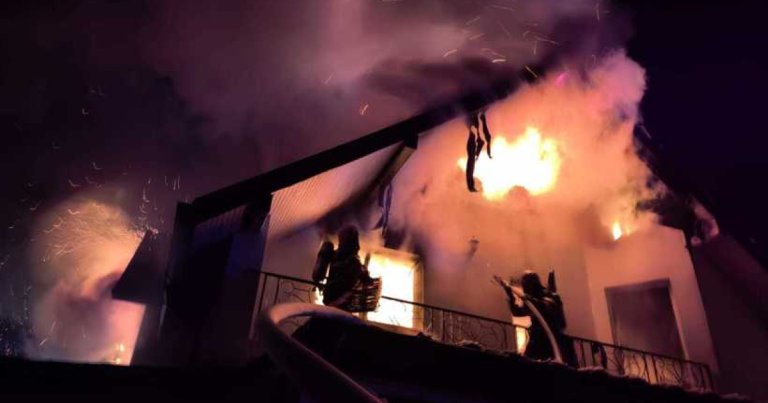 Pompierii au avut o intervenție de Revelion pentru a stinge flăcările. Cel mai serios incident a avut loc într-un apartament din Sectorul 6 al Capitalei: șase persoane rănite.