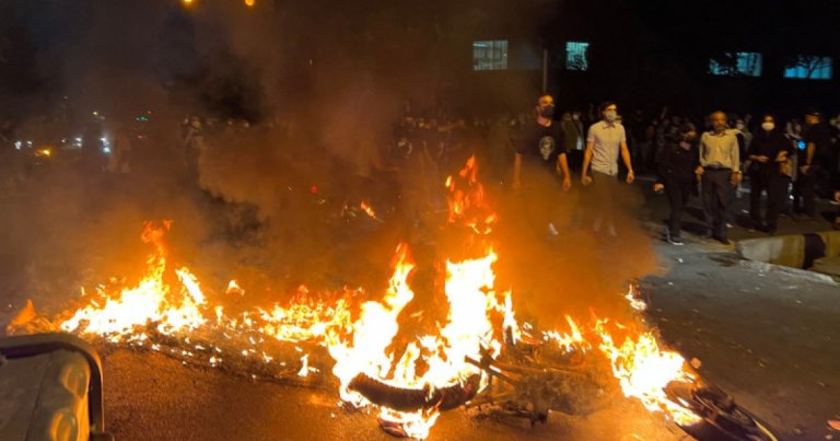 Protestele din Iran se intensifică: 38 de decese, 950 de ofițeri de poliție răniți. „Dacă doresc să ne împuște, să o facă! Ne-am saturat”