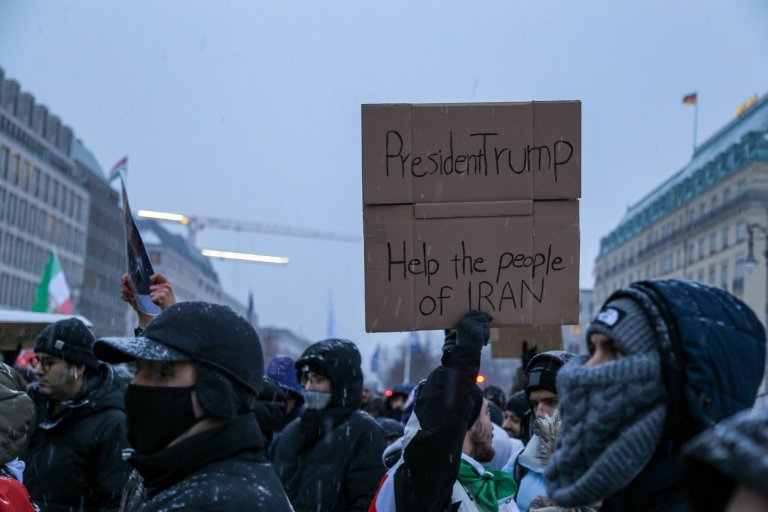Trump avertizează cu privire la „acțiuni drastice” din partea SUA dacă Iranul va începe să pedepsească protestatarii.