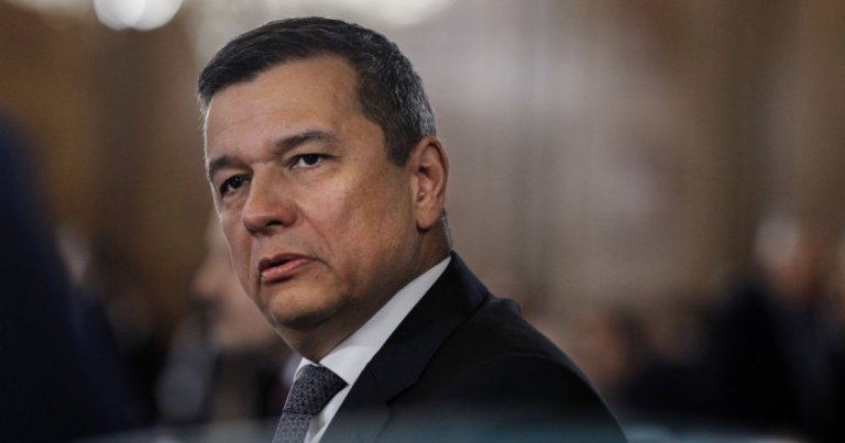 Grindeanu și „o formă de veselie”: Acțiunile care îl determină pe șeful PSD să facă amenințări privind respingerea bugetului și demiterea lui Bolojan