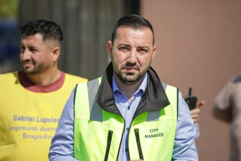 Trei indivizi au fost reținuți ca urmare a perchezițiilor efectuate de DNA la Primăria Sectorului 5. Printre ei se numără și nepotul lui Piedone.