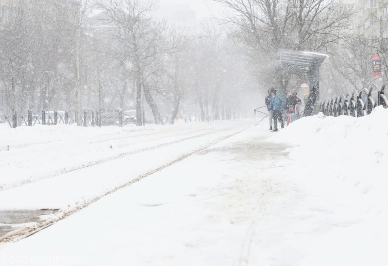 Unde va cădea zăpadă abundent în orele următoare. Comunicat urgent de la ANM / Condiții de circulație pe căile rutiere din România. Situația în Gara de Nord.