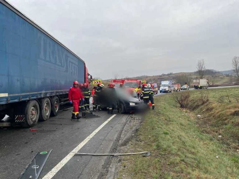 Accident tragic în Cluj implicând două camioane și un autoturism. Cinci bărbați au murit.