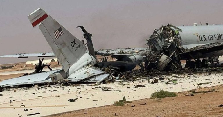 Aspectul unui avion-radar american total distrus de iranieni într-o bază militară din Arabia Saudită