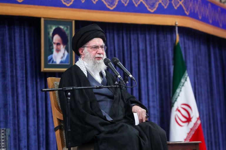 „Doamna” invizibilă a Iranului: Soția lui Khamenei și lipsa de reacție a presei oficiale cu privire la soarta ei