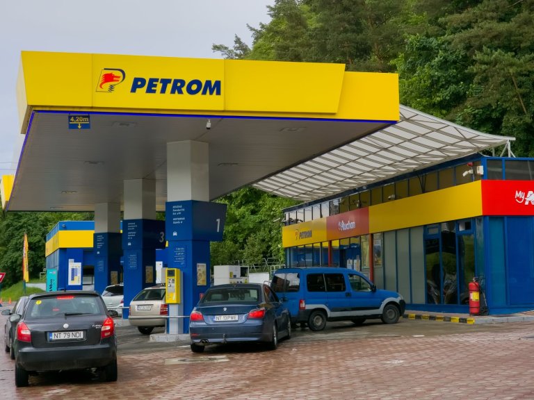 Scumpiri notabile la pompă în stațiile de alimentare din România / Tarifele carburanților marți