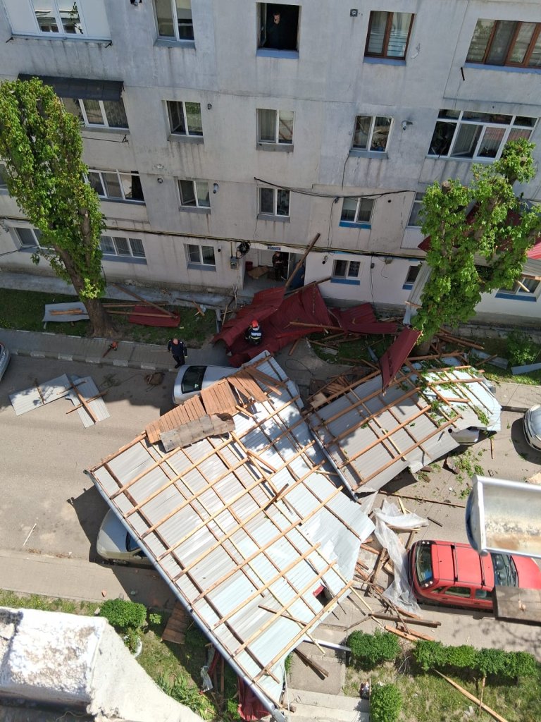 Un bărbat din Huși a murit după ce acoperișul unei clădiri a cederat / Vântul cauzează daune în Moldova