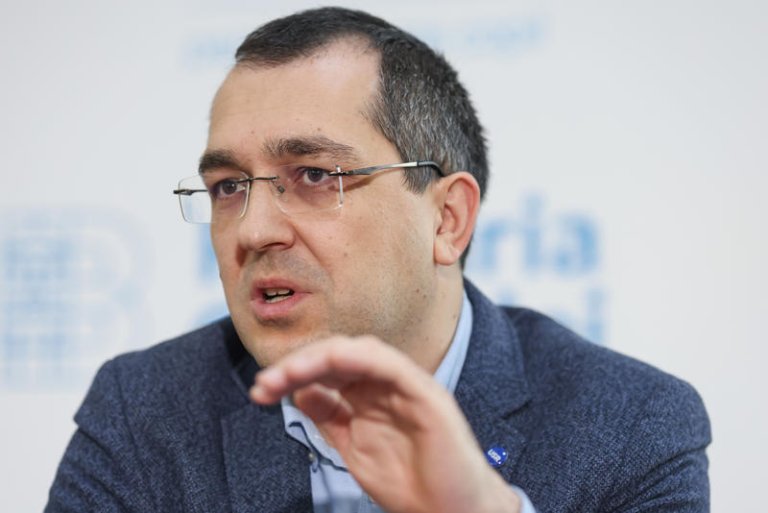 Vlad Voiculescu răspunde după ce a pierdut procesul cu Pfizer referitor la vaccinuri, România fiind obligată să plătească 600 de milioane de euro și acuzând două persoane.