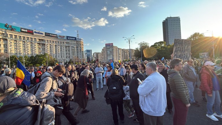 Proteste în sprijinul lui Bolojan în București și Oradea cu 48 de ore înainte de moțiunea de cenzură inițiată de AUR...