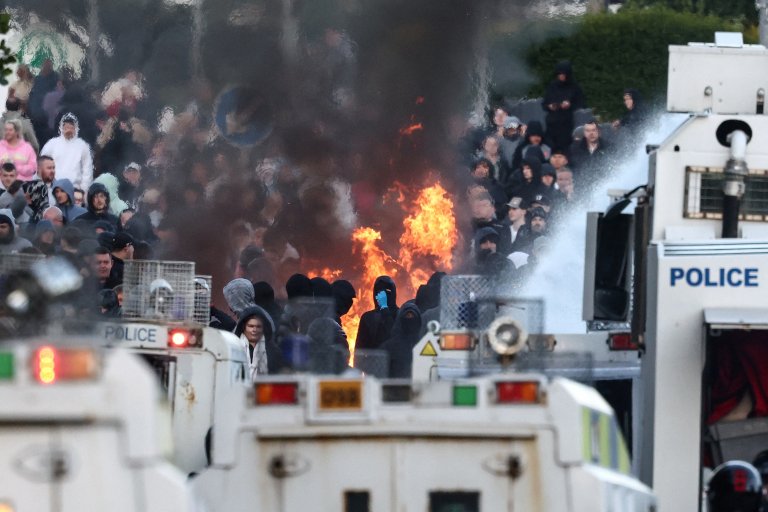 MAE aduce la cunoștință că toți cetățenii români afectați de demonstratiile din Belfast au fost mutați temporar.