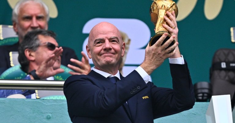 Cum operează planul controversat al lui Infantino și FIFA de „comercializare a Cupei Mondiale”: Contribuția...