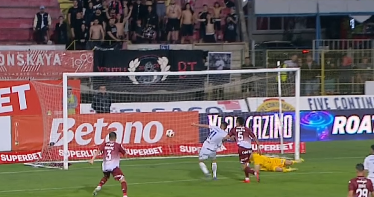 Haos complet la FC Botoșani - Rapid! Două verificări VAR, două cartonașe roșii și un penalty acordat după opt minute