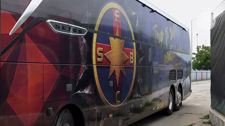 Și-au ridicat mâinile în aer la vederea lui! » Privește noul aspect al autocarului FCSB, după colantare. A fost inaugurat astăzi în Ghencea.