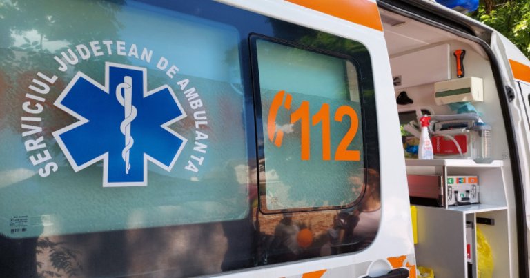 Ambulanță agresată cu topoare într-o localitate din Cluj, ca urmare a unei declarații pe TikTok că „fură...