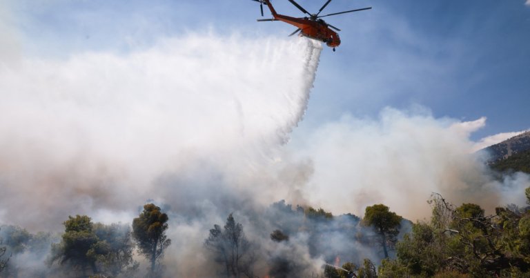 Două elicoptere s-au ciocnit în Grecia în cadrul unei intervenții pentru un incendiu de proporții mari.