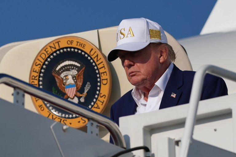 Trump s-a camuflat într-un cărucior de catering pentru a aborda un avion secret de la summitul din Turcia, o strategie elaborată de Secret Service.
