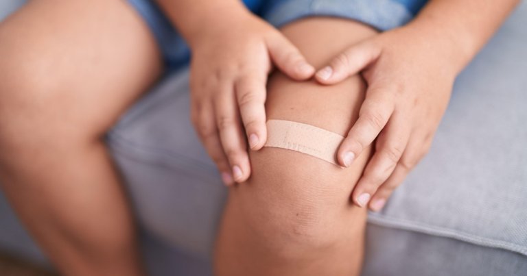 Un băiat de șase ani din Botoșani a căzut în comă după ce sora sa i-a pus un plasture pe o leziune. Ce...